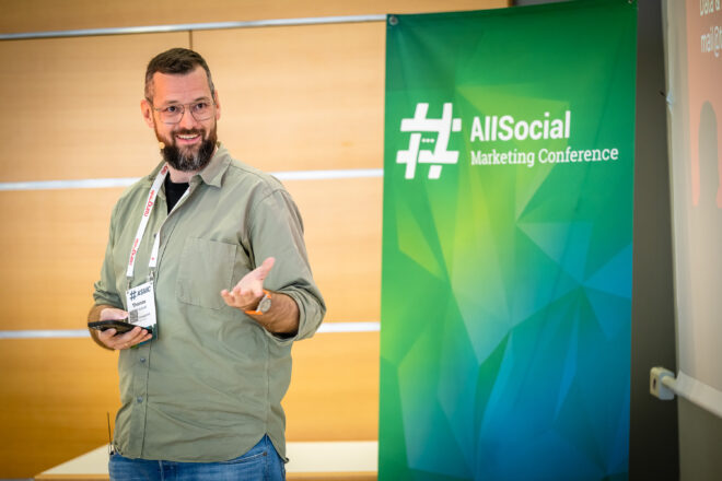 Thomas Schmitt bei der AllSocial Marketing Conference in München 2023 als Moderator.