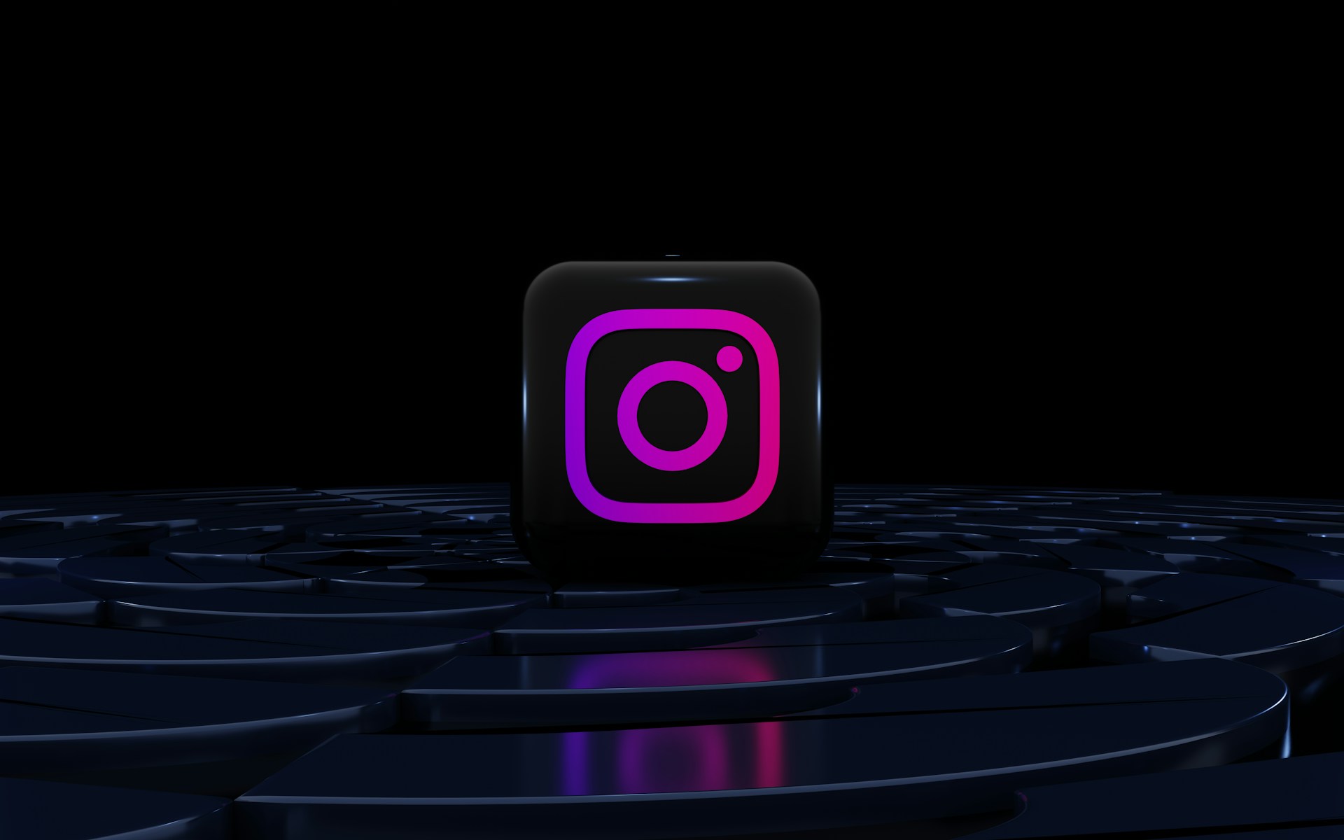 Das Instagram Logo stilisiert vor schwarzem Hintergrund.